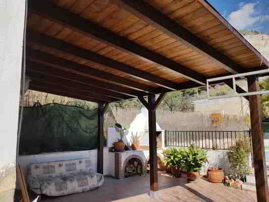 Porche de madera en Durcal (Granada) acabado, nogal oscuro la estructura y nogal claro el techo.