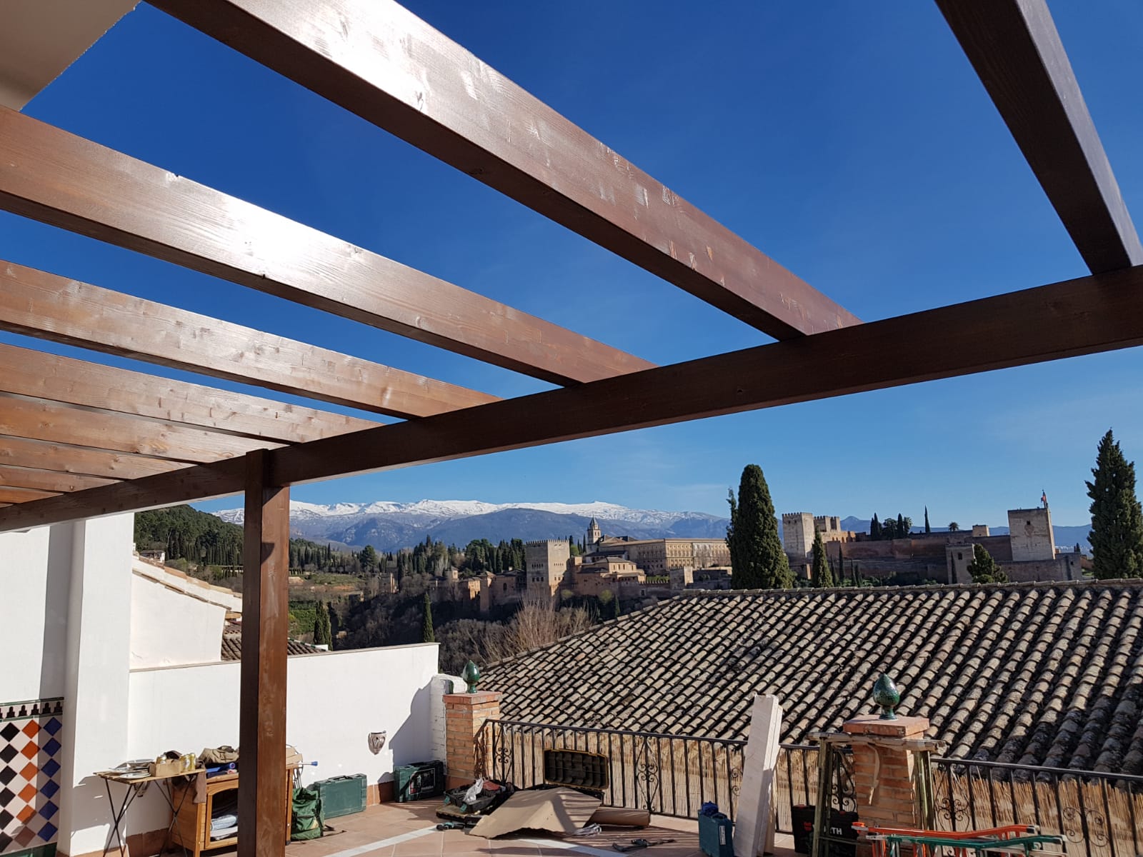Pérgola de madera en Granada con vistas a la Alhambra