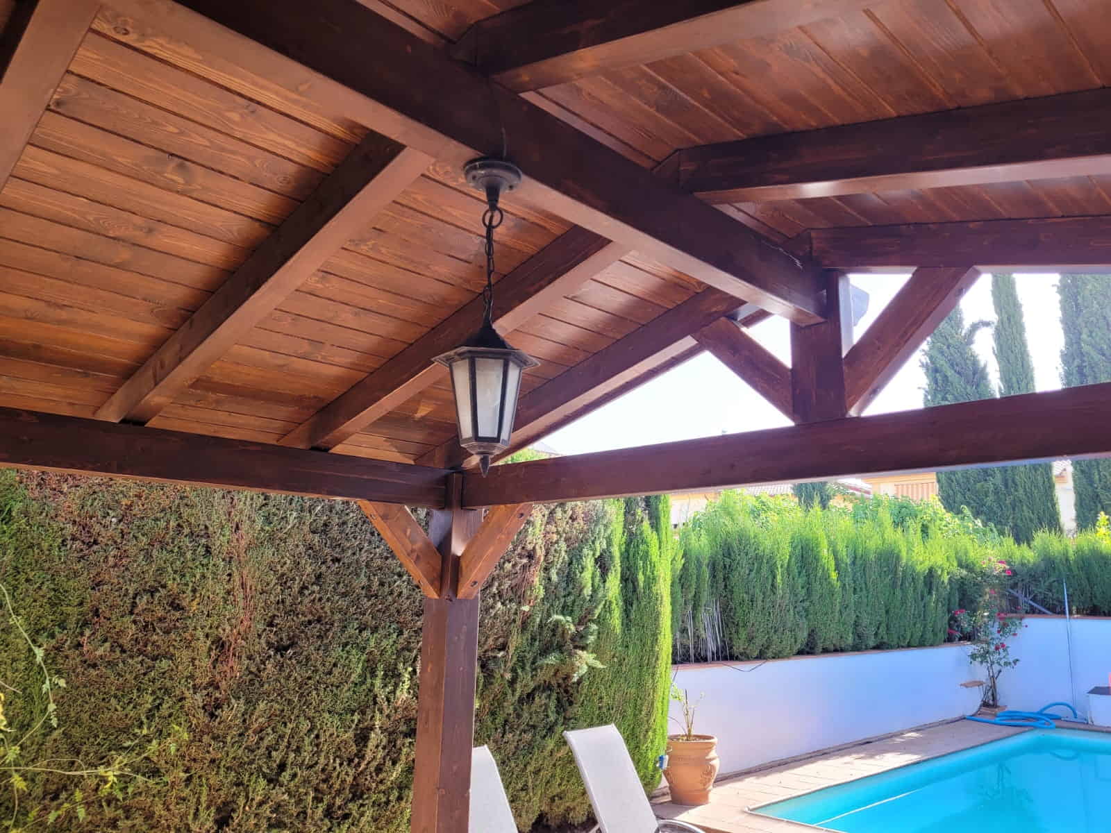 Cenador de madera a 2 aguas en Granada